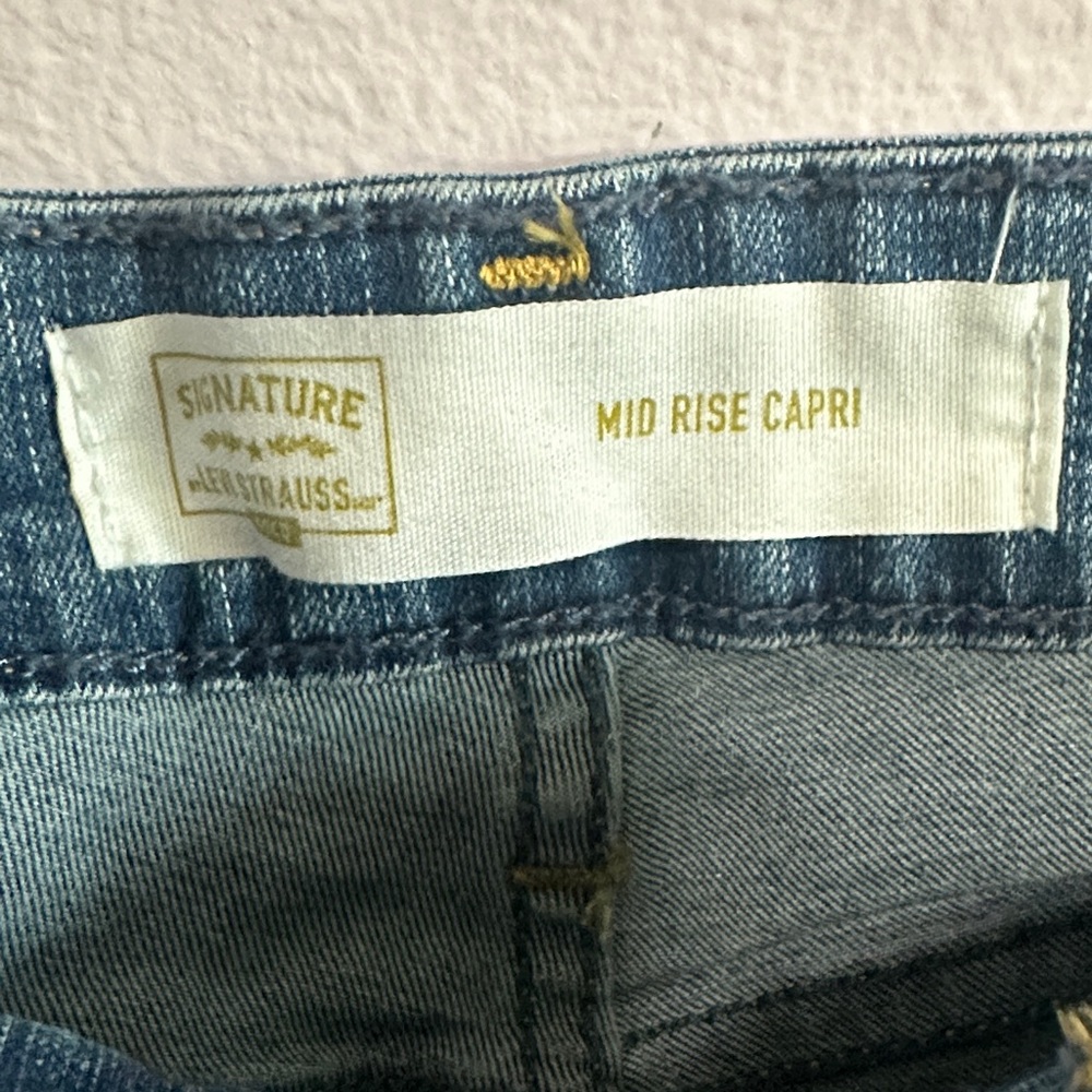 Signature by Levi Strauss Faded Blue Cropped Jeans - Picture 2 of 12